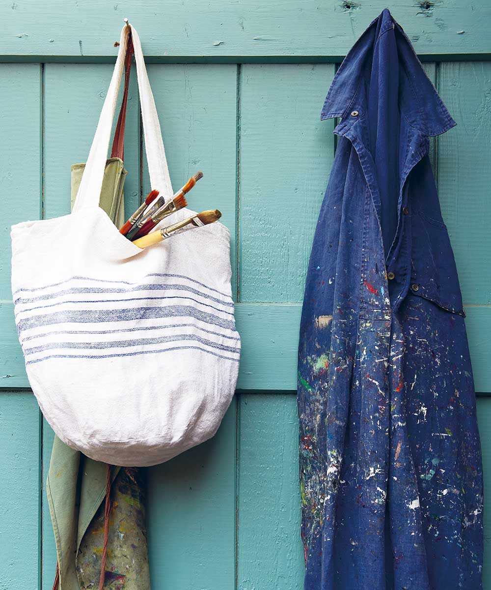 Be inspired by master maker, Willow Crossley who will show you how to bring a touch of hand-made magic to your home. transforming everyday items into something beautiful with 40 inspiring projects.