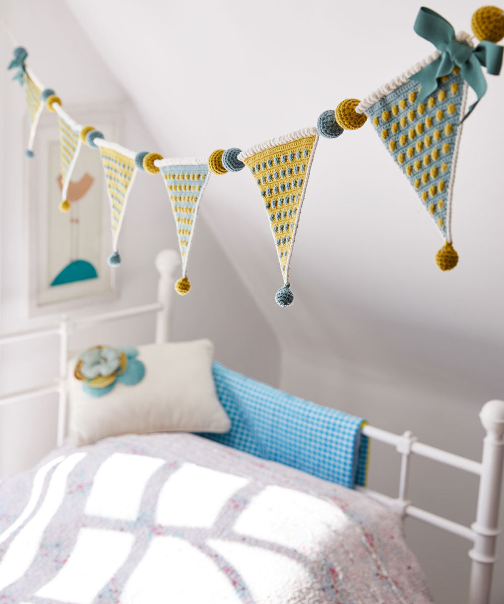 Crochet beautiful home decorations in a contemporary style with this gift book. 35 patterns for every season, special occasions, Christmas, and all year round. With 35 colourful and natural-looking wreaths and garlands just for you. There's something to suit every occasion and every place.