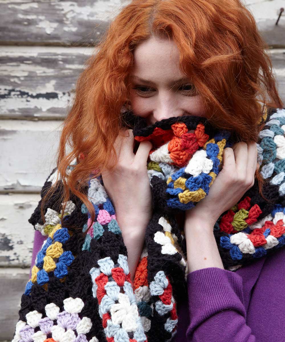 Wrap up in style and learn from this great gift book, with 35 cute crocheted projects. The author Nicki Trench has created a wide range of contemporary designs. It takes no time at all to crochet a scarf or a hat, in this book is a variety of stitches and fashionable colours. You'll really stand out from the crowd with your homemade hat or scarf!
