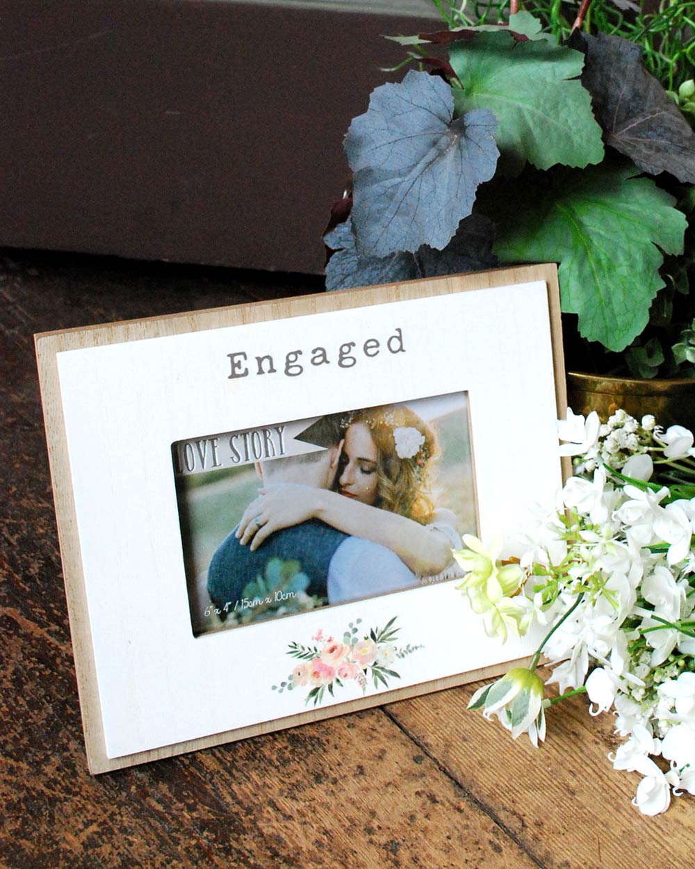 This wooden photo frame is perfect for an engagement gift. Often couples have engagement photo shoots as a trial for their big day. An exciting time for any couple this frame is ideal for displaying this trial!