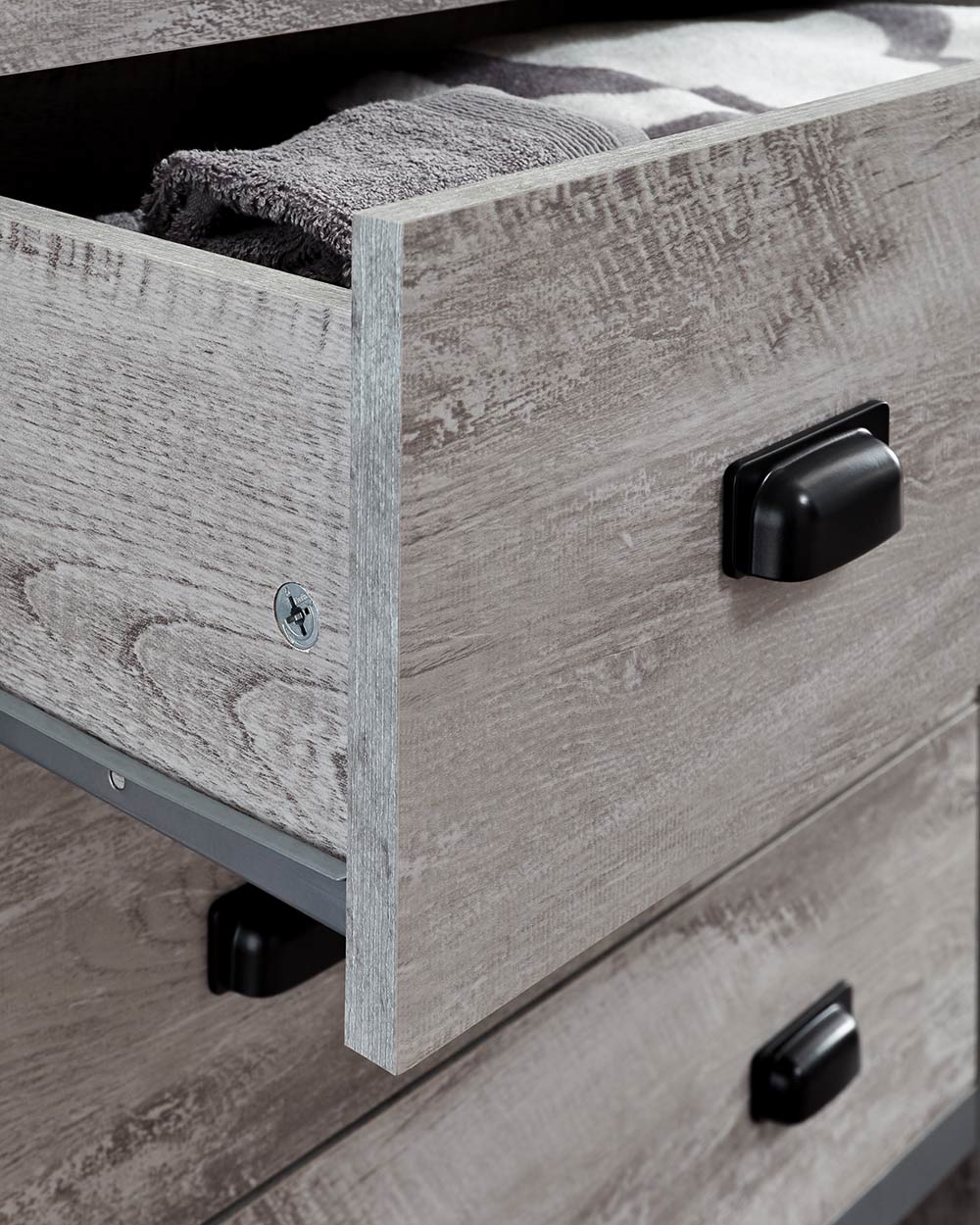 Looking for a modern bedroom furniture set? Then this 3 piece set will bring a splash of urban-chic to any interior! Comprising of; a wardrobe, a set of drawers and a bedside table.