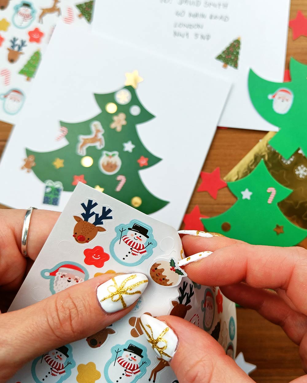 Inside this kit, you'll find 10 high-quality Christmas tree-shaped cards. With 5 light green and 5 dark green trees, you'll have the perfect canvas to create stunning, personalised cards. Accompanying these charming cards are 10 white envelopes, ensuring your heartfelt creations have the perfect finishing touch. With an array of 140 jolly festive stickers, from candy canes to gingerbread men, snowmen to Santa Claus, reindeer to presents and more! and 110 gold stickers