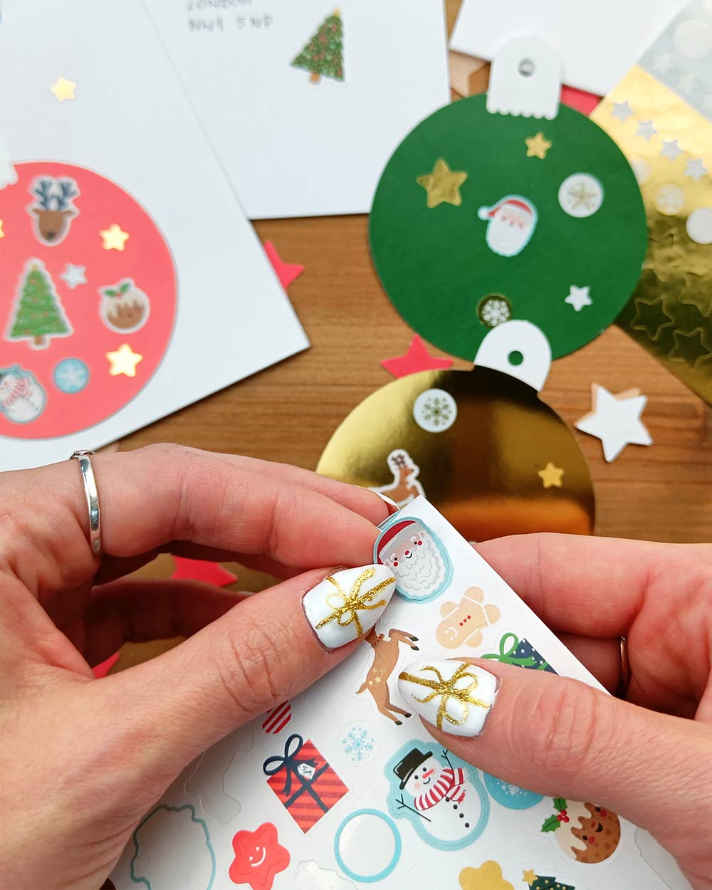 Inside, you'll discover 10 bauble-shaped cards. With 5 captivating green bauble cards and 5 vibrant red bauble cards, with a shimmering gold back. You'll have the perfect canvas to bring your imagination to life. Included in this Christmas card making kit is a whopping 250 stickers in total. Among these stickers, you'll find 140 jolly festive delights. Everything to make your own cards!