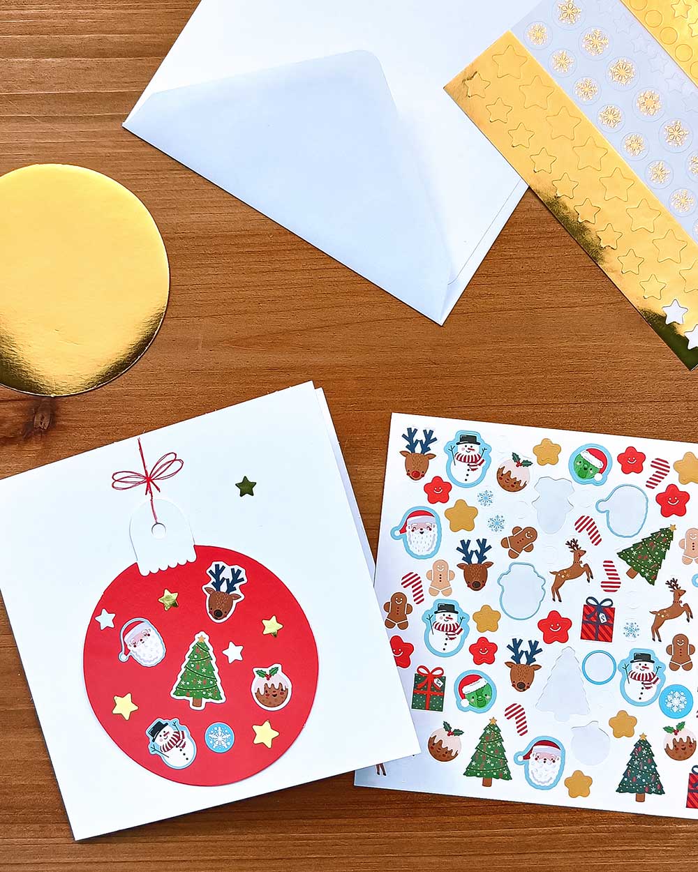 Inside, you'll discover 10 bauble-shaped cards. With 5 captivating green bauble cards and 5 vibrant red bauble cards, with a shimmering gold back. You'll have the perfect canvas to bring your imagination to life. Included in this Christmas card making kit is a whopping 250 stickers in total. Among these stickers, you'll find 140 jolly festive delights. Everything to make your own cards!