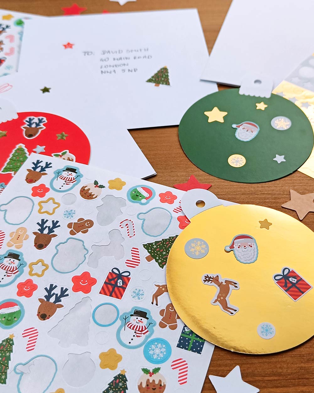Inside, you'll discover 10 bauble-shaped cards. With 5 captivating green bauble cards and 5 vibrant red bauble cards, with a shimmering gold back. You'll have the perfect canvas to bring your imagination to life. Included in this Christmas card making kit is a whopping 250 stickers in total. Among these stickers, you'll find 140 jolly festive delights. Everything to make your own cards!