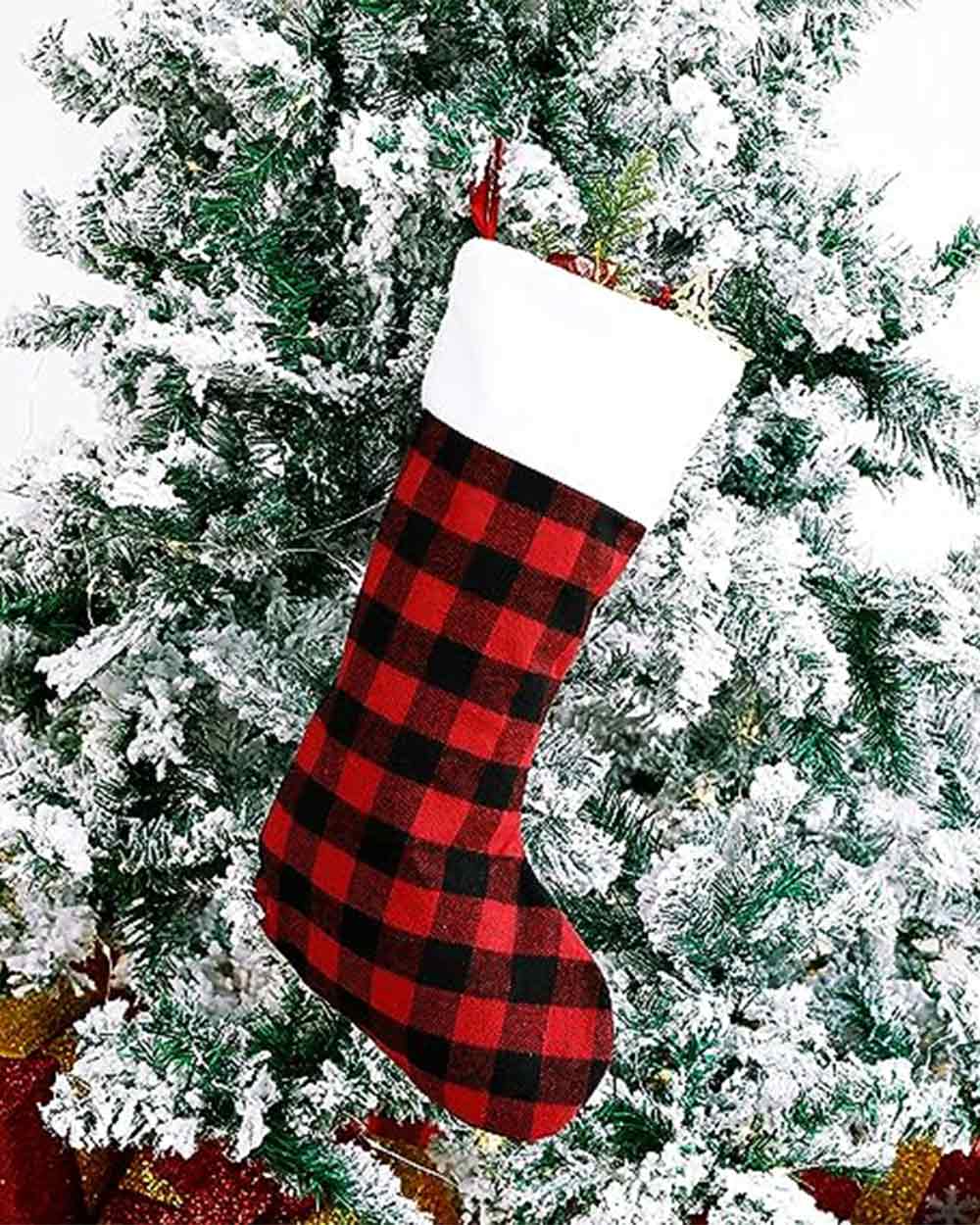This black and red checked Christmas tree skirt and stocking will add that finishing touch to your tree this festive season. With it's simple checked design it will look great with any Christmas decor.