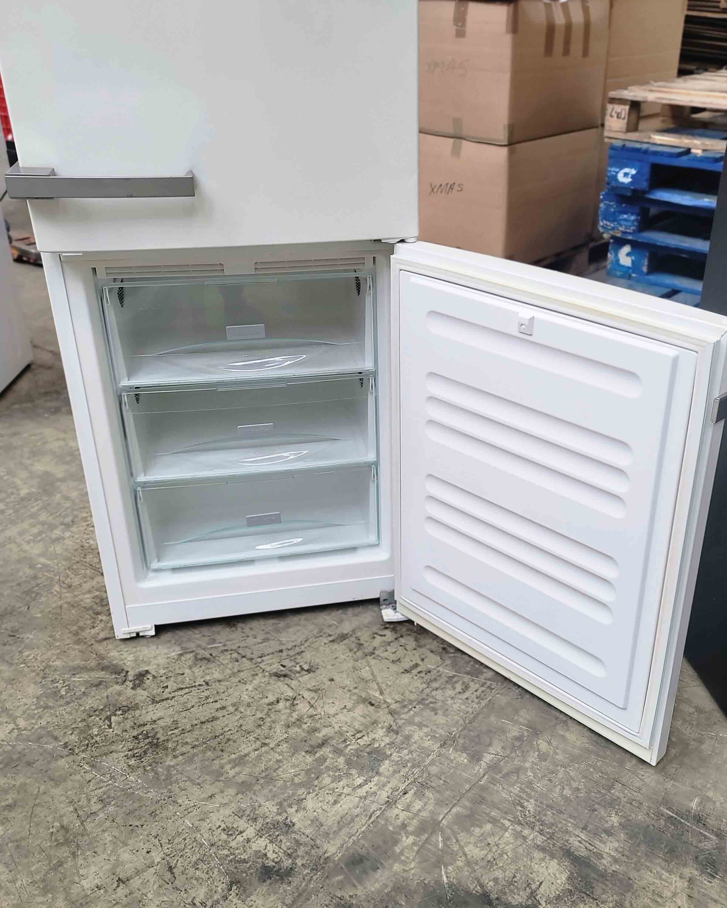 MIELE Large White Fridge Freezer kdn12823s