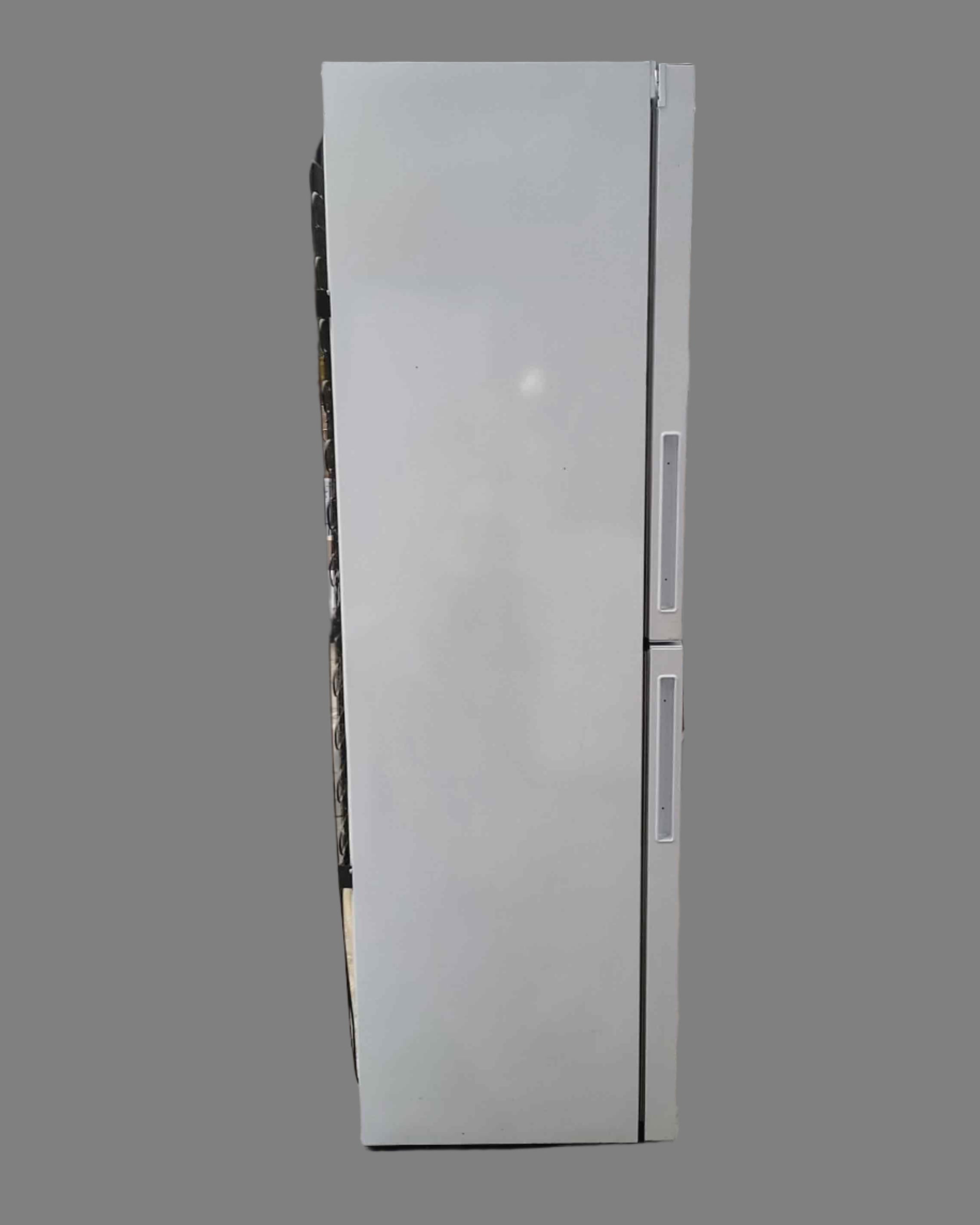 HOTPOINT Large White Fridge Freezer LJL85N
