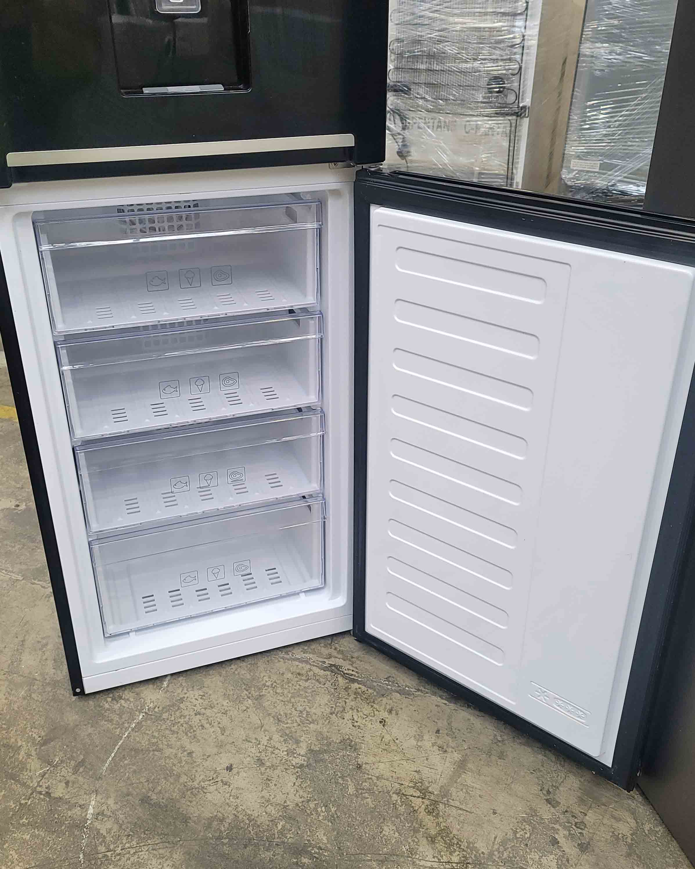 BEKO Large Fridge Freezer CFG1582DB Black