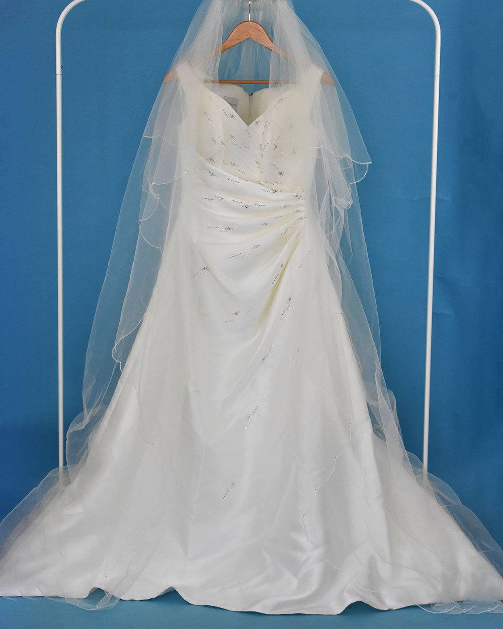 Pronovias Ivory A Line Wedding Dress with Veil Size 12