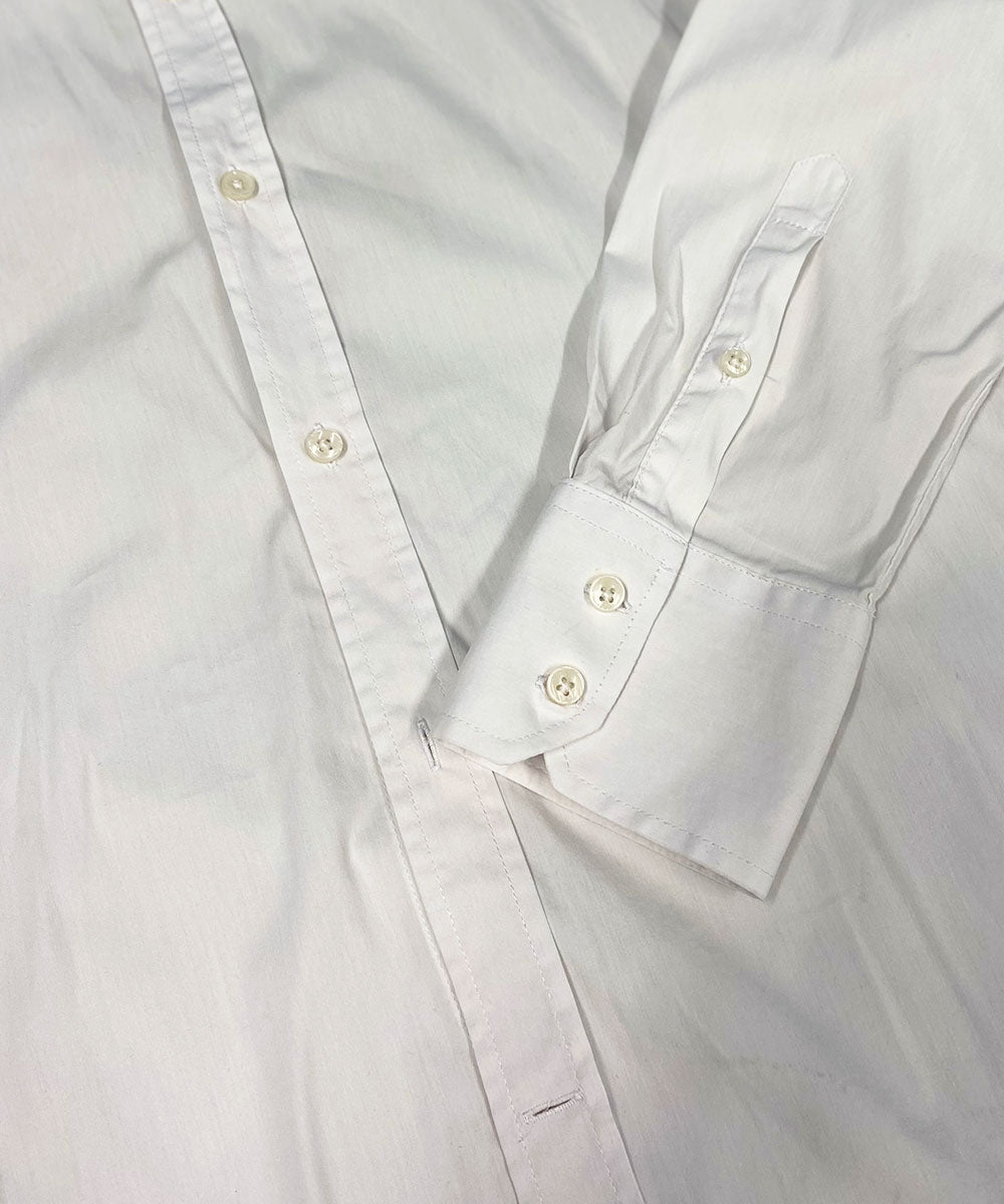 This Antony Morato's slim fit shirt is made from 100% cotton. The inside of the collar and cuffs have a blue patterned trim. With a double button cuff. A great addition to any man's wardrobe.