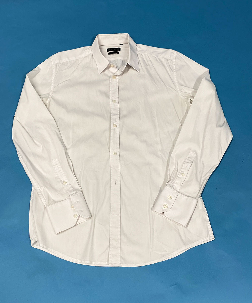 This Antony Morato's slim fit shirt is made from 100% cotton. The inside of the collar and cuffs have a blue patterned trim. With a double button cuff. A great addition to any man's wardrobe.