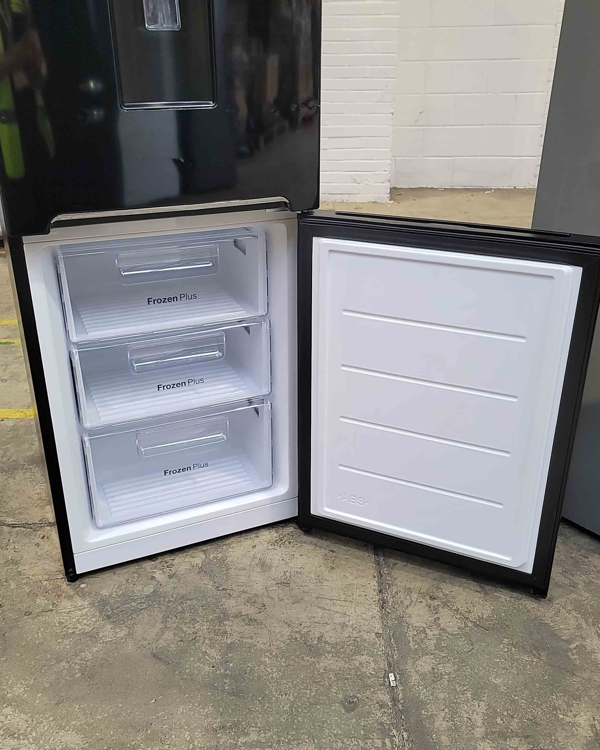 DAEWOO Large Black Fridge Freezer RN37DB