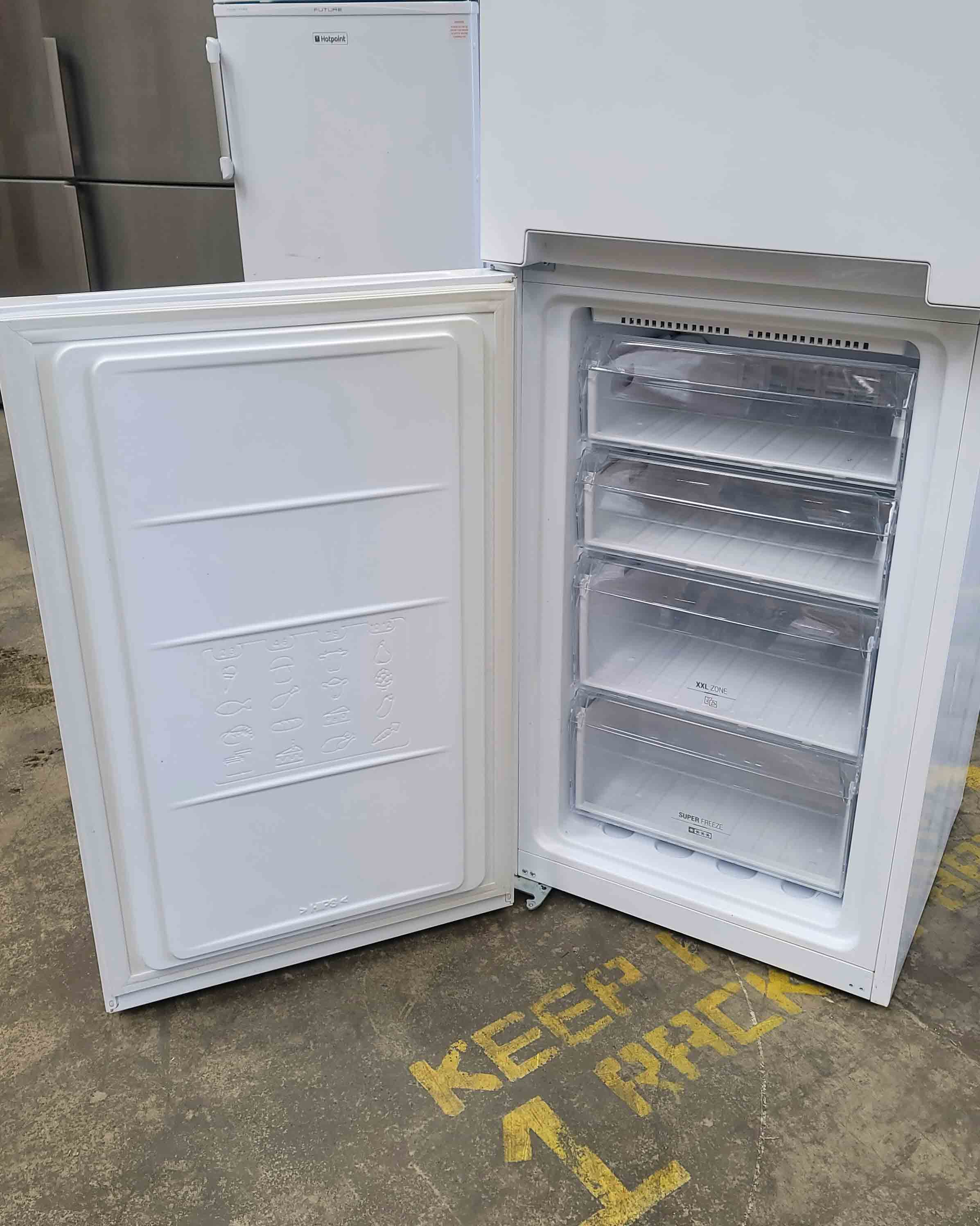 HOTPOINT Large Fridge Freezer SMX 95 TU White