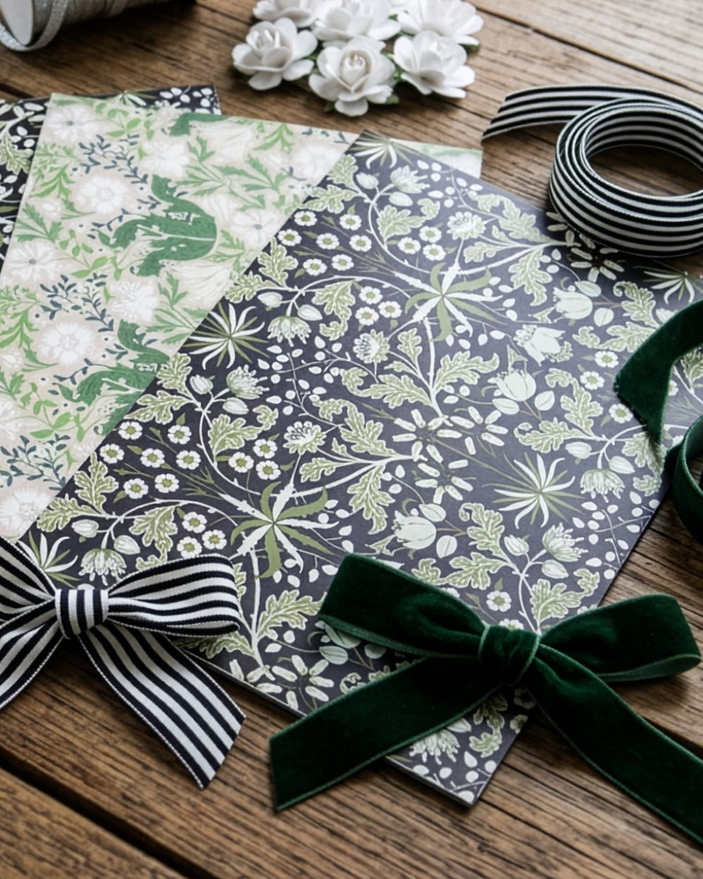 Morris Florals Christmas Gift Wrap Set